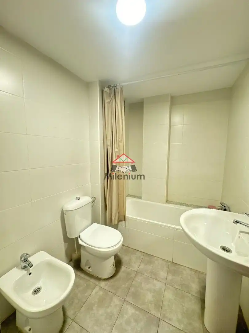 Badezimmer von Wohnung zur Miete in Algeciras mit Waschmaschine, Mikrowelle und Balkon