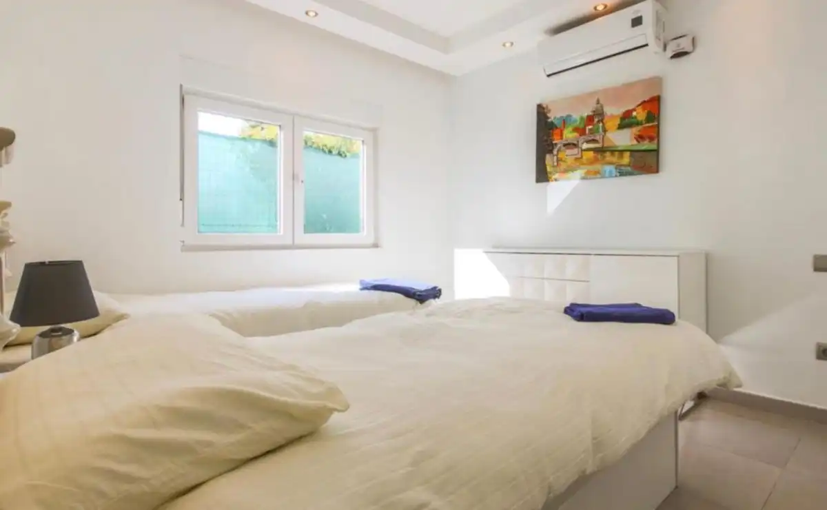 Habitación de Casa o chalet de alquiler en Estepona con Aire acondicionado, Piscina y Amueblado
