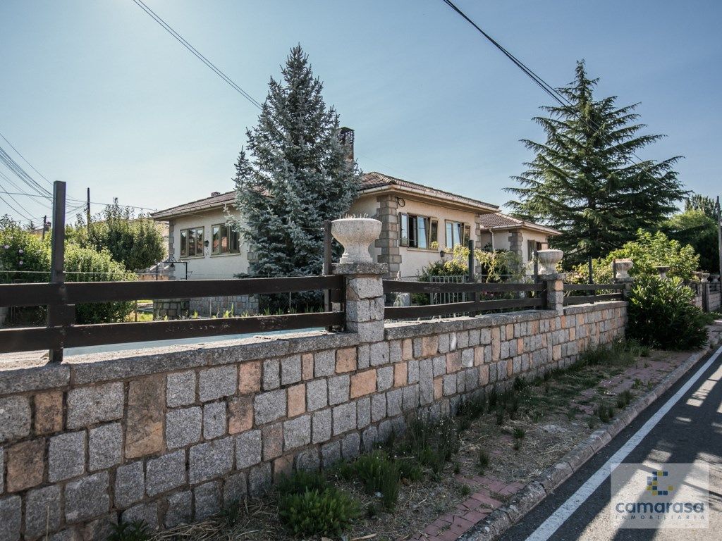 Vista exterior de Casa o xalet en venda en Ávila Capital amb Balcó