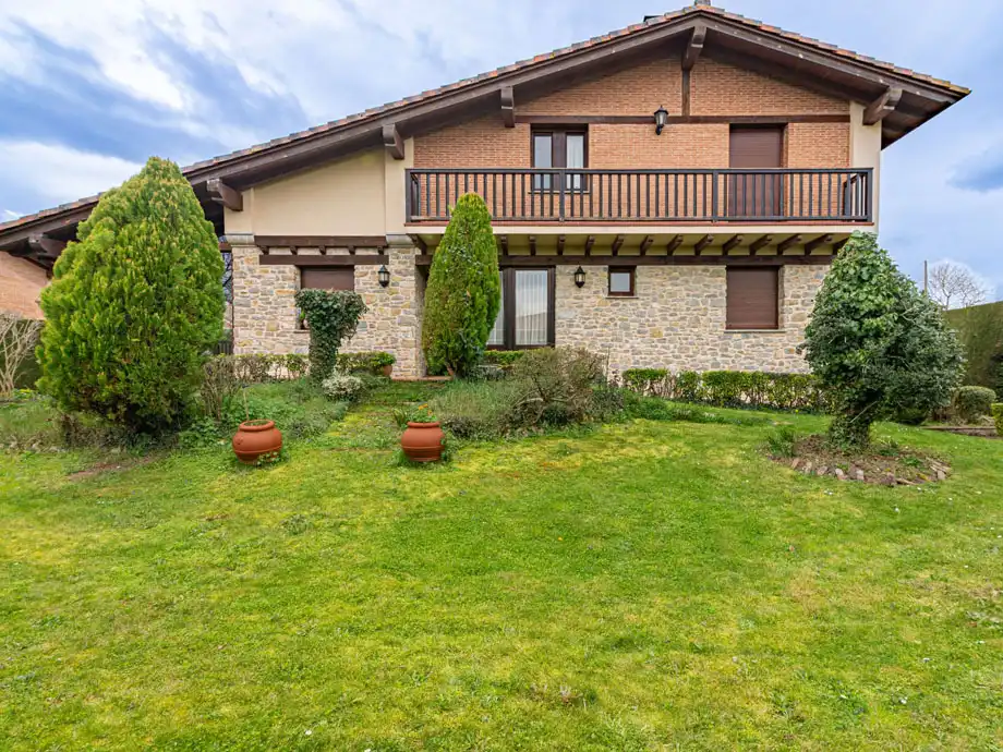 Exterior view of Houses for sale in Elburgo / Burgelu  with Heating, Private garden and Parquet flooring