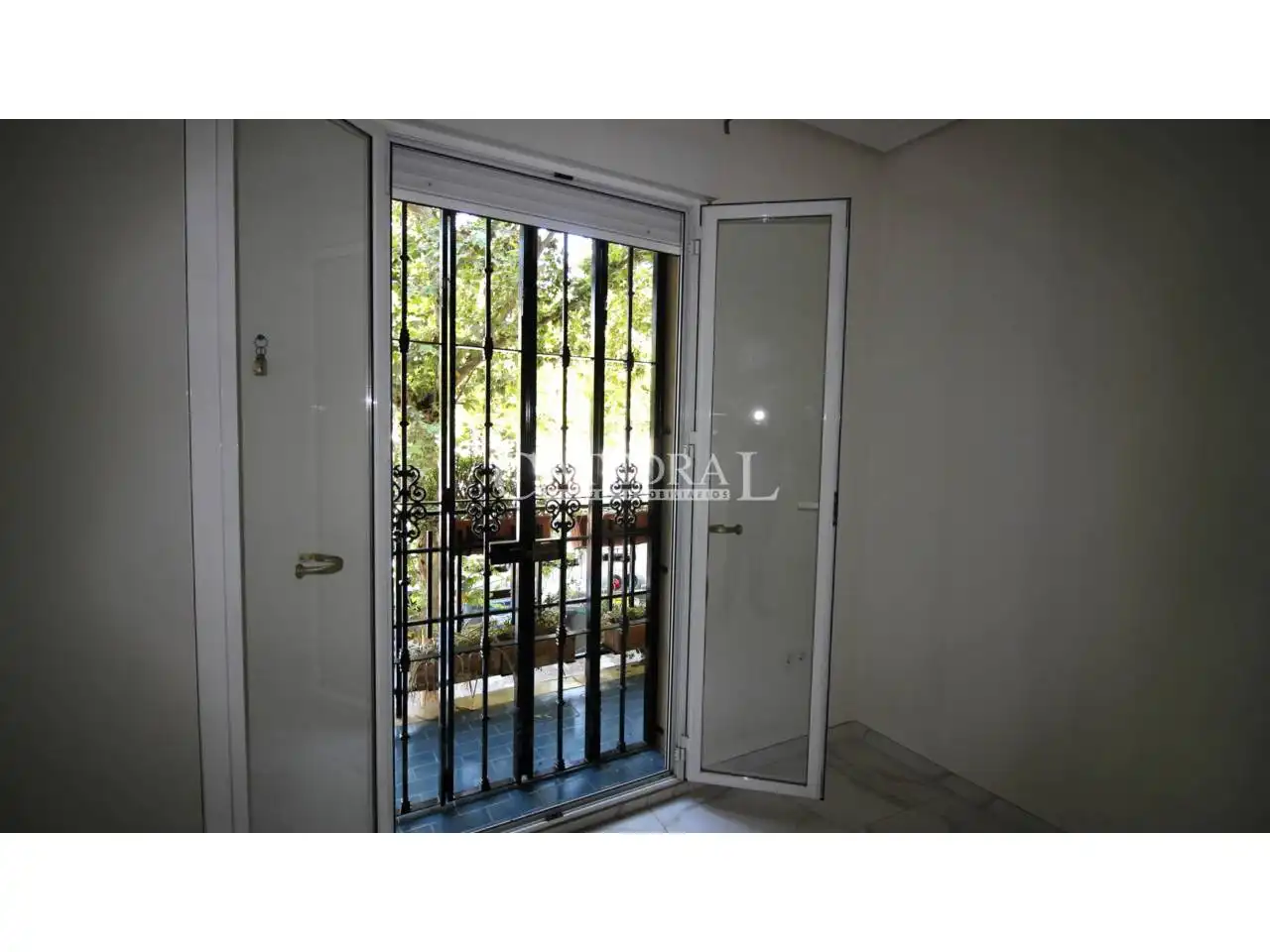 Bedroom of Flat for rent in Sevilla  with Air Conditioner and Balcony
