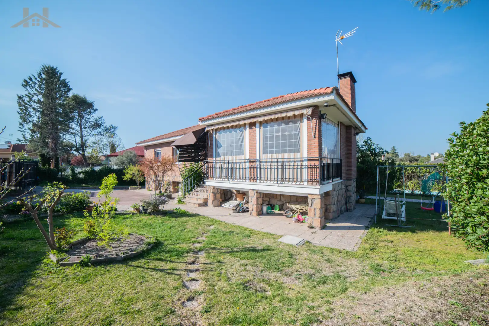 Vista exterior de Casa o xalet en venda en Villanueva de la Cañada amb Jardí privat i Piscina