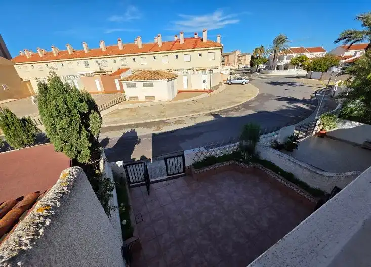 Vista exterior de Casa adosada en venda en La Manga del Mar Menor amb Aire condicionat, Jardí privat i Terrassa