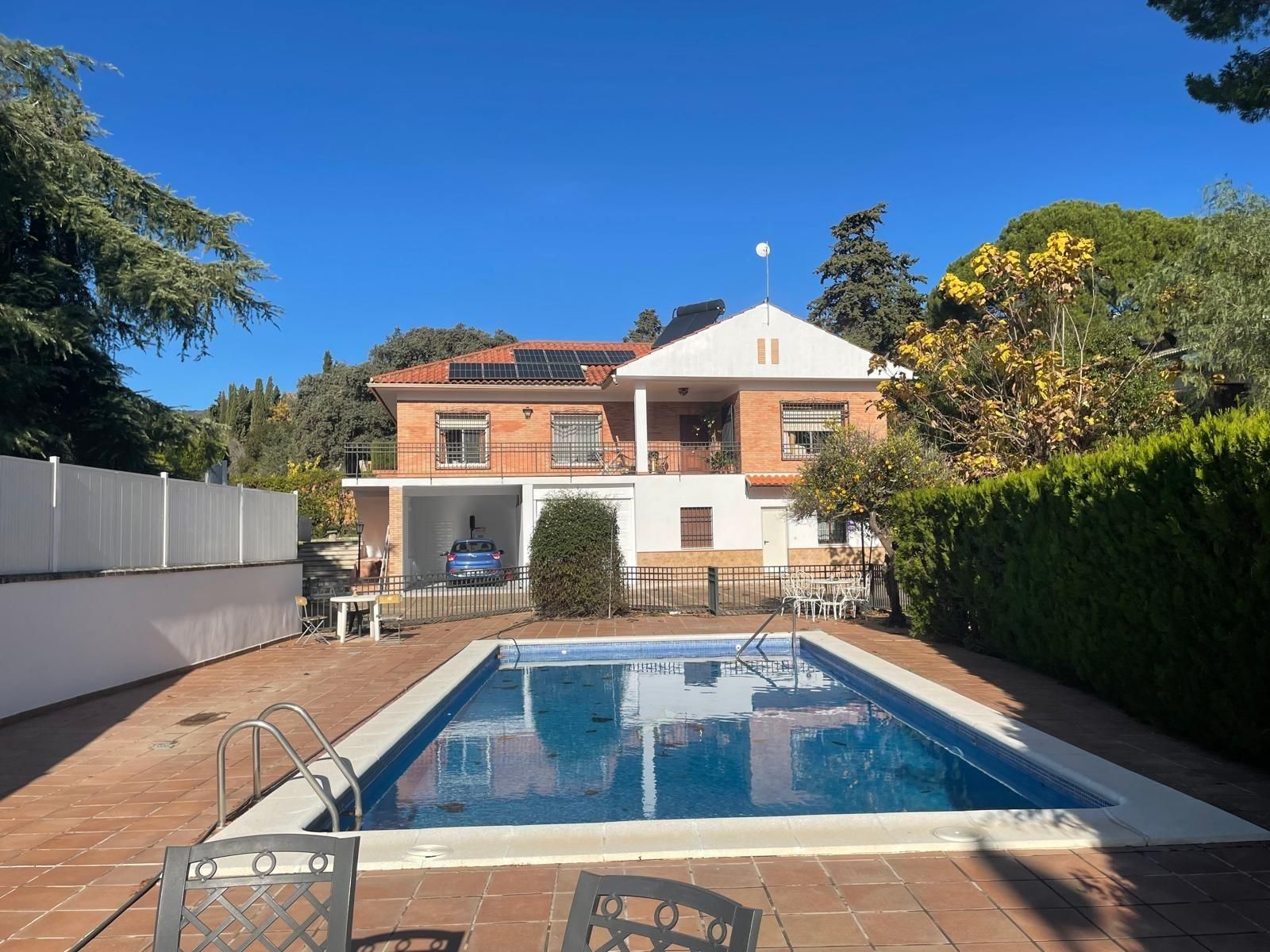 Vista exterior de Casa o xalet en venda en  Córdoba Capital amb Aire condicionat, Jardí privat i Terrassa