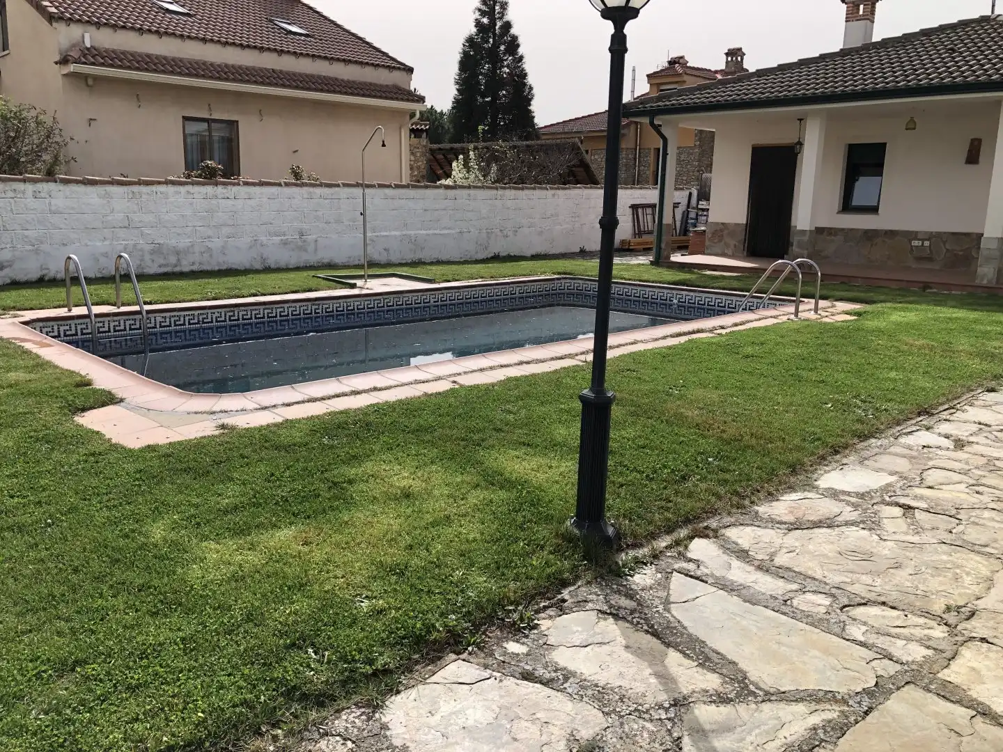 Piscina de Casa o xalet en venda en La Lastrilla  amb Calefacció, Jardí privat i Traster