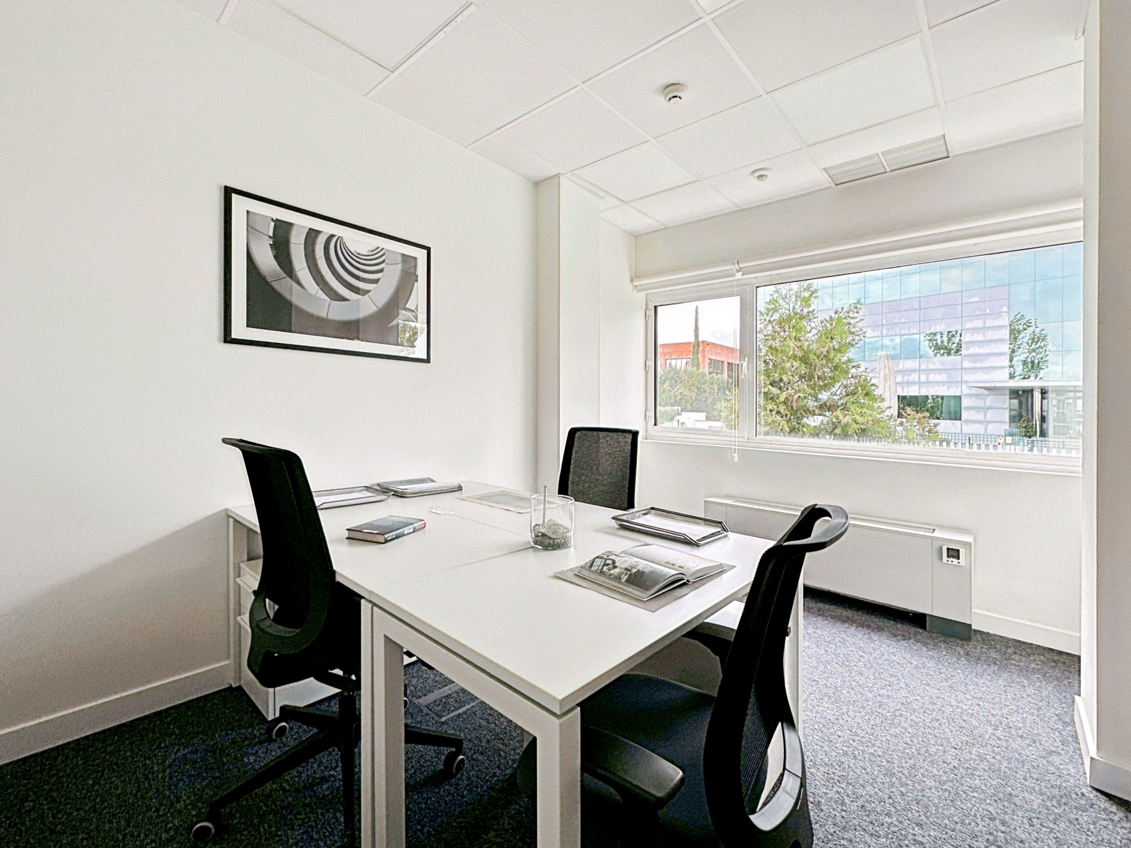 Büro miete in Tres Cantos mit Klimaanlage, Heizung und Möbliert