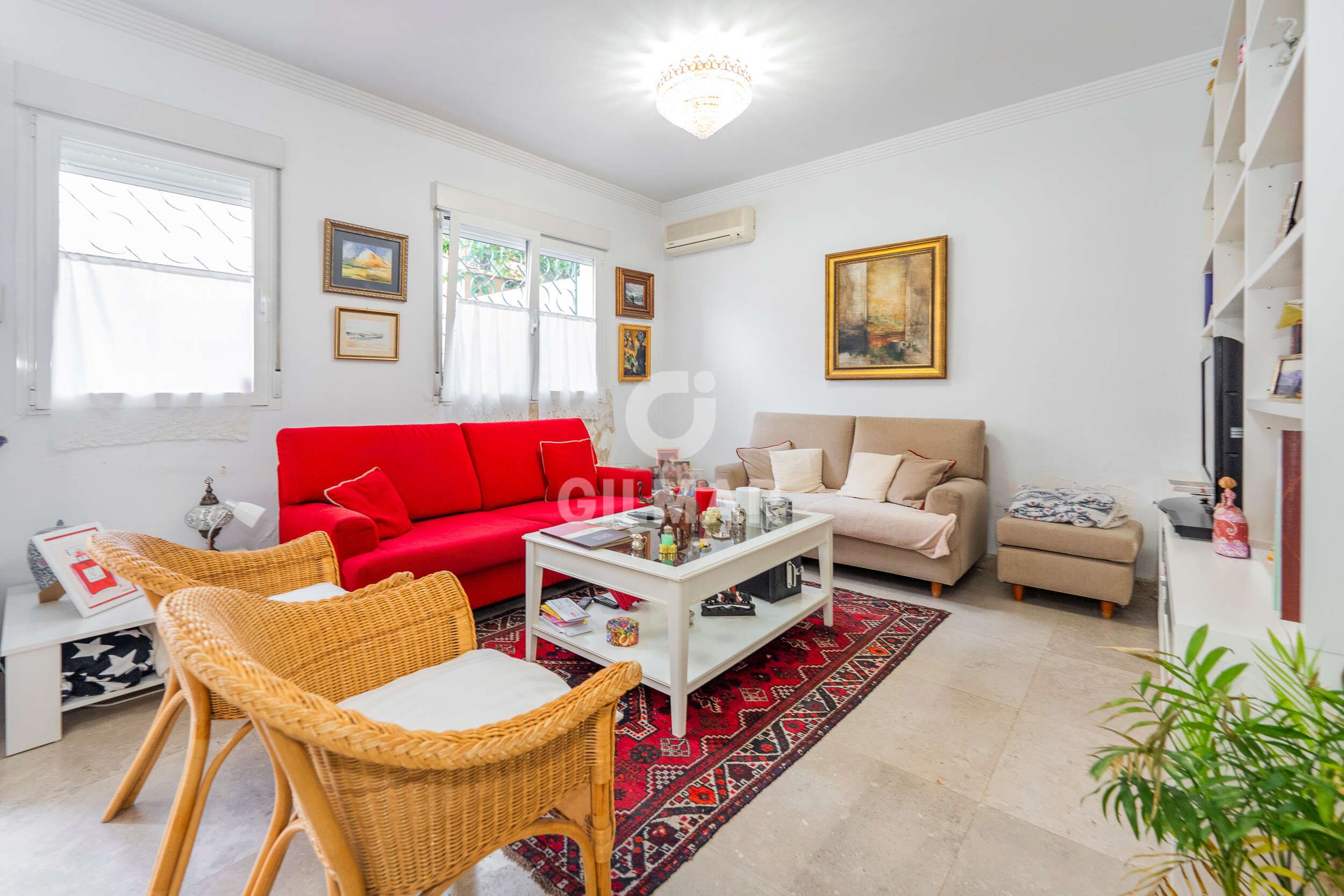 Sala d'estar de Casa o xalet en venda en  Madrid Capital amb Calefacció i Jardí privat
