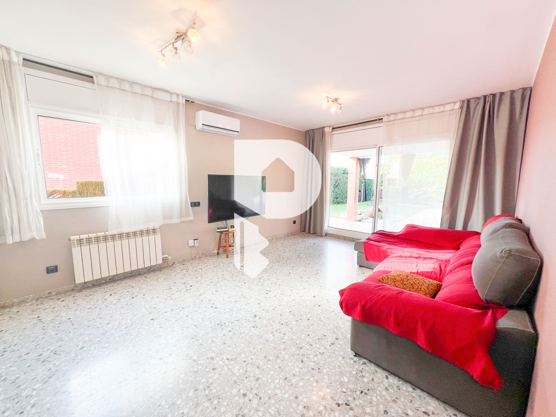 Sala d'estar de Casa adosada en venda en Martorell amb Aire condicionat, Calefacció i Jardí privat