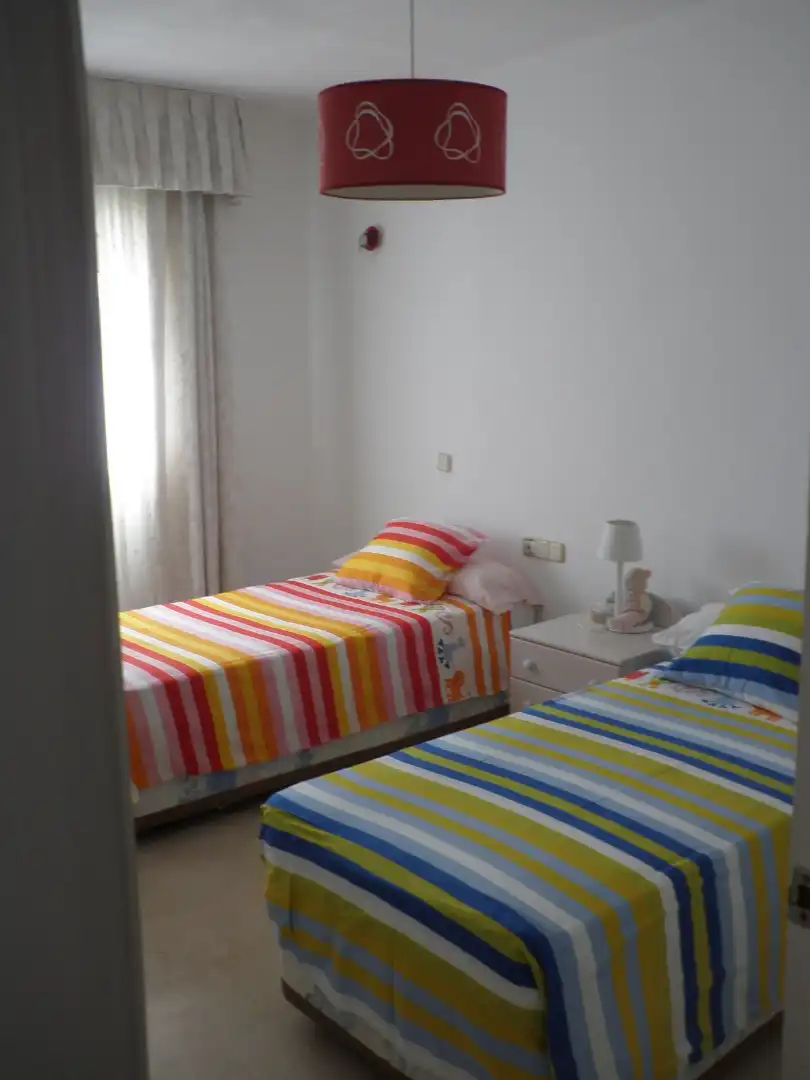 Dormitori de Casa adosada en venda en Estepona amb Aire condicionat, Terrassa i TV