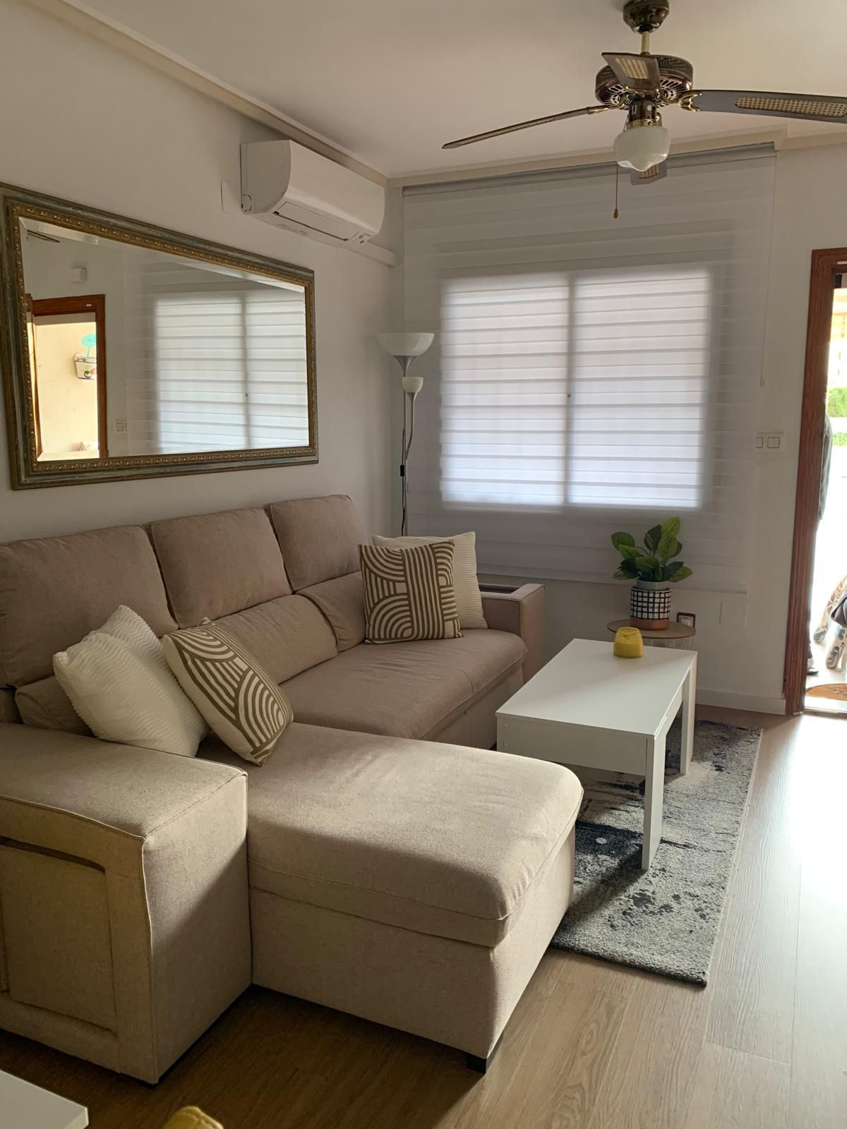 Sala de estar de Casa adosada en venta en Orihuela con Aire acondicionado, Terraza y Piscina comunitaria