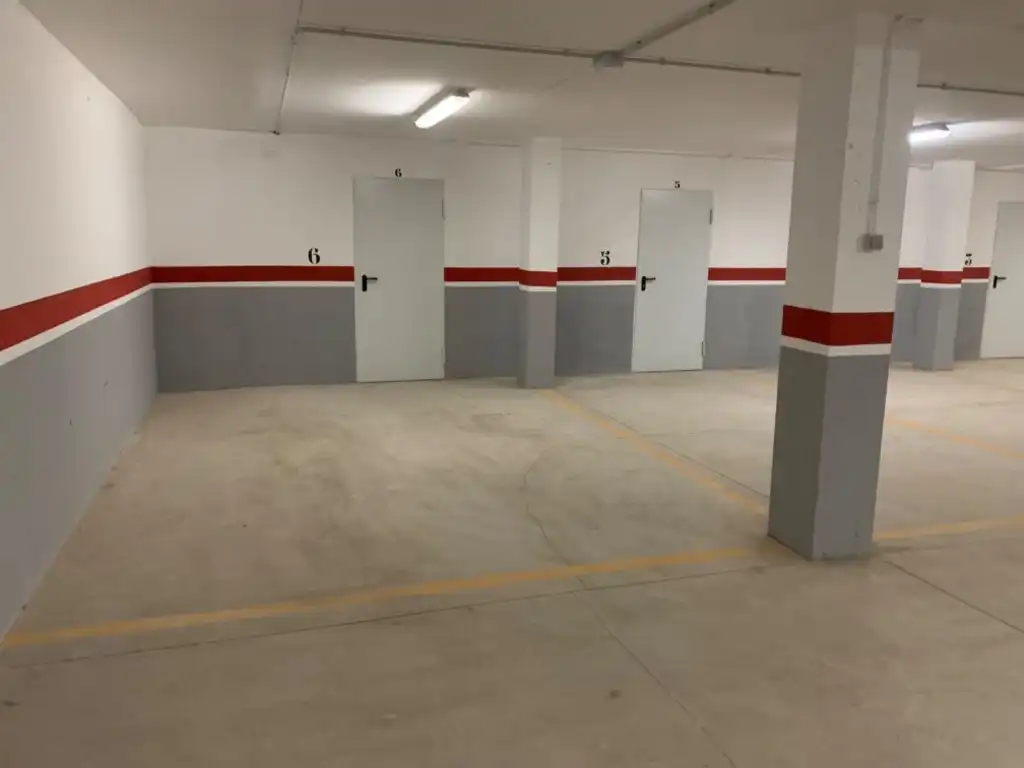 Parkplatz von Garage zum Verkauf in Alp