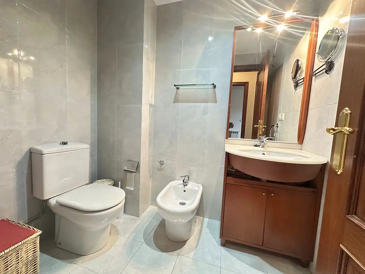 Baño de Piso de alquiler en Santiago de Compostela  con Calefacción, Trastero y Amueblado