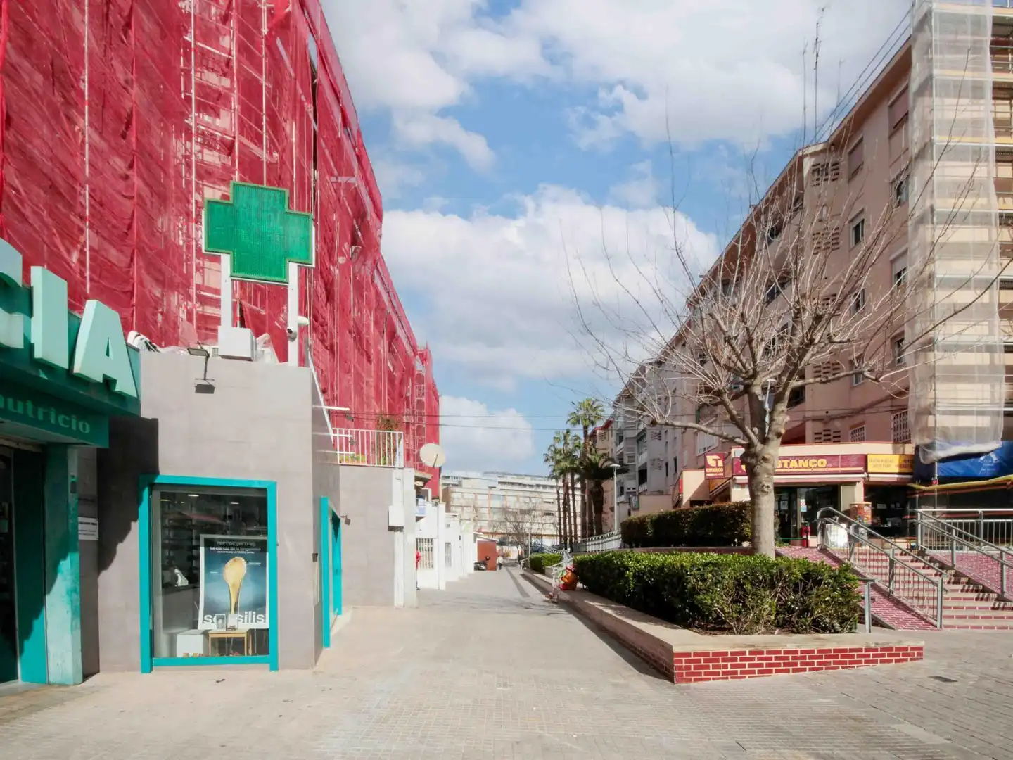 Vista exterior de Local en venta en Cornellà de Llobregat