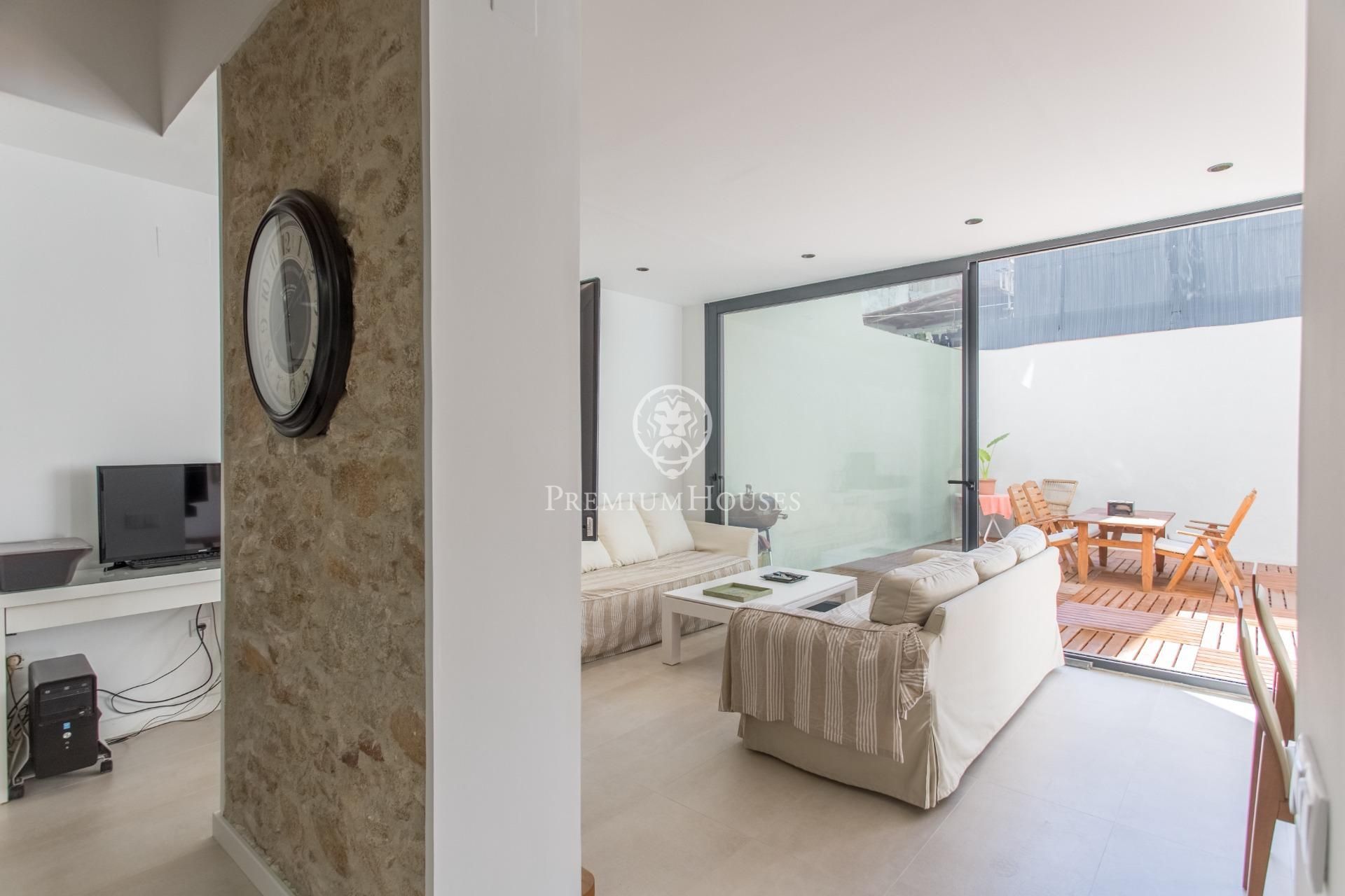 Sala d'estar de Finca rústica en venda en Calella amb Aire condicionat, Calefacció i Jardí privat