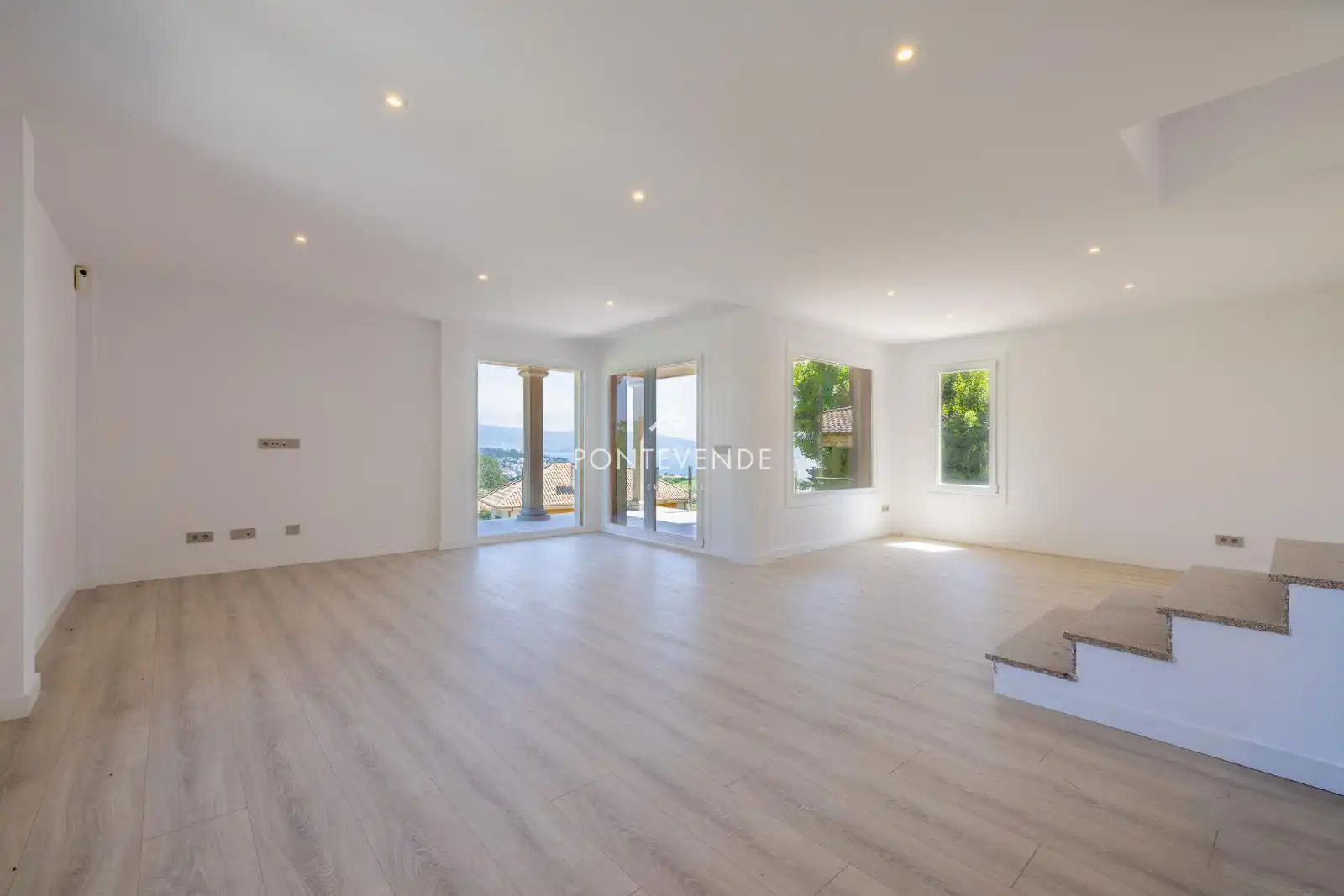 Living room of Houses for sale in Sanxenxo  with Private garden, Parquet flooring and Terrace