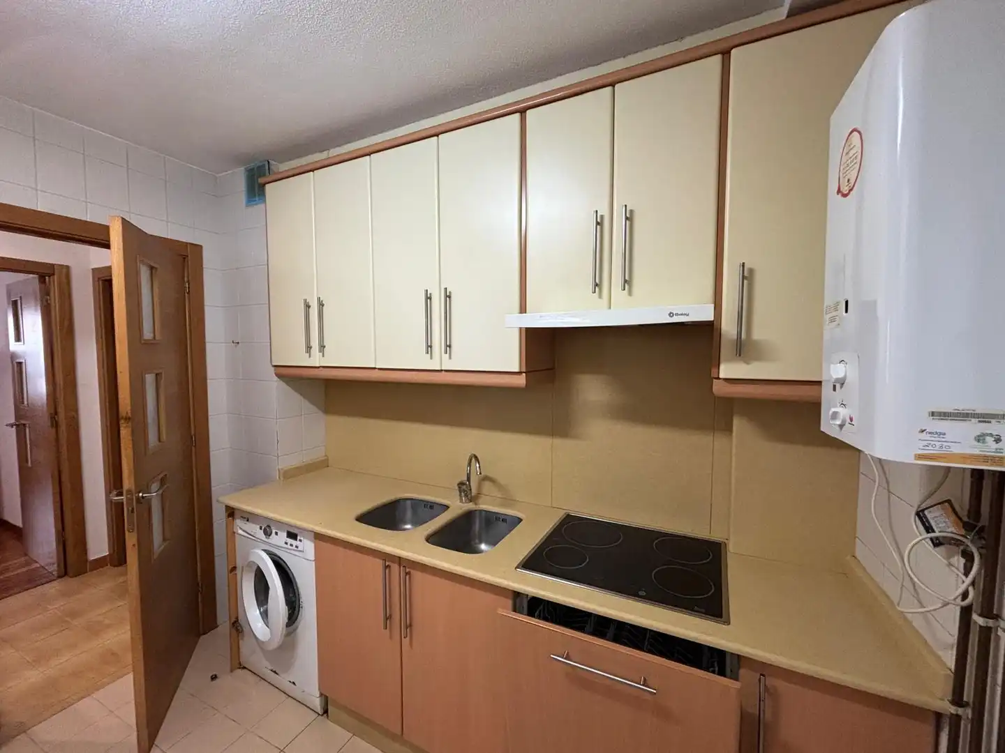 Kitchen of Flat for rent in Santiago de Compostela   with Furnished, Oven and Washing machine