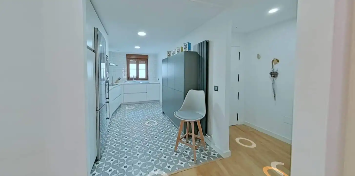 Cuina de Apartament en venda en León Capital  amb Calefacció, Moblat i Balcó