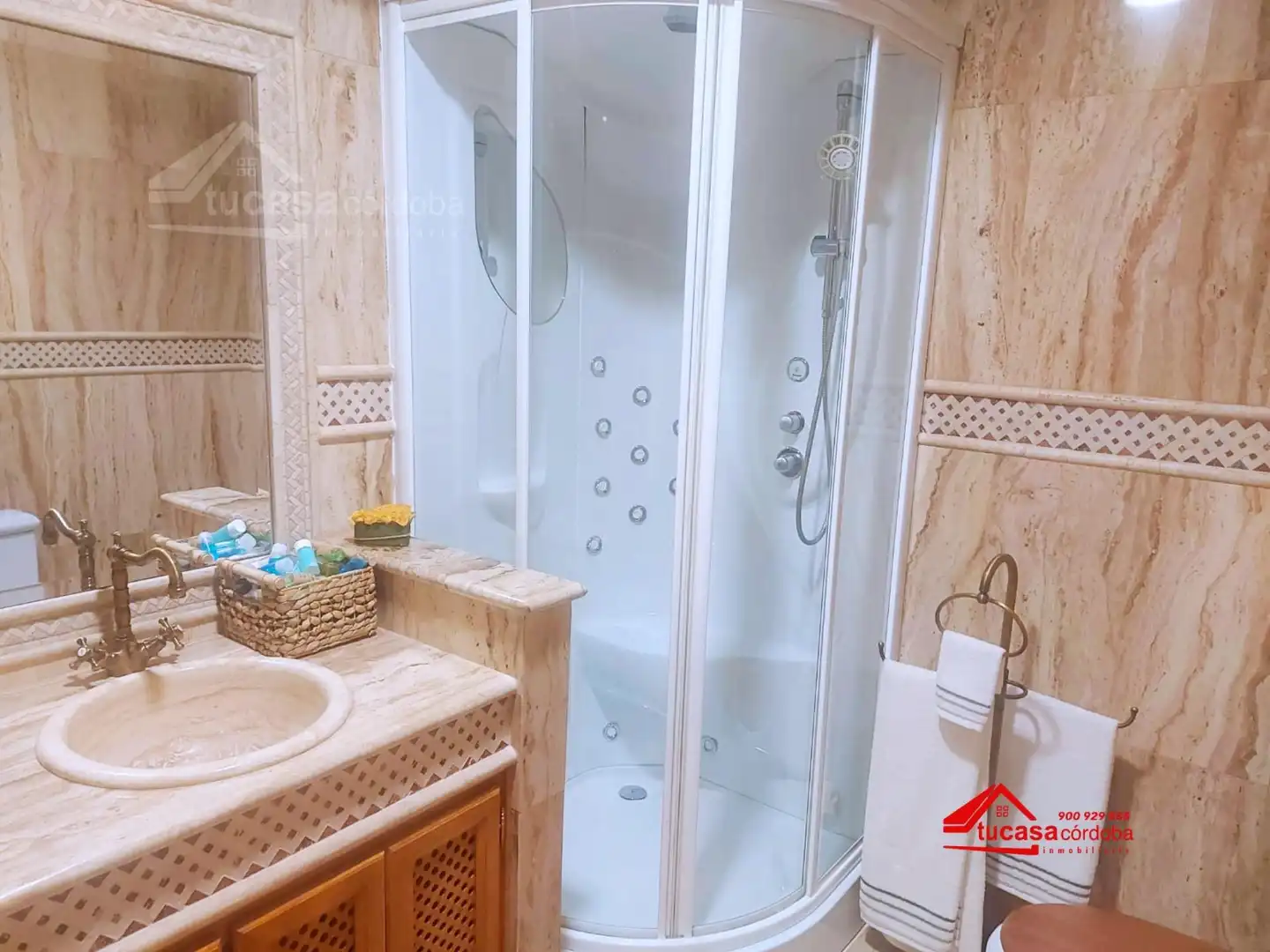 Bathroom of Duplexes for sale in El Carpio  with Air Conditioner and Furnished