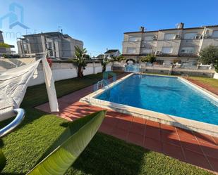 Piscina de Casa adosada en venda en Creixell