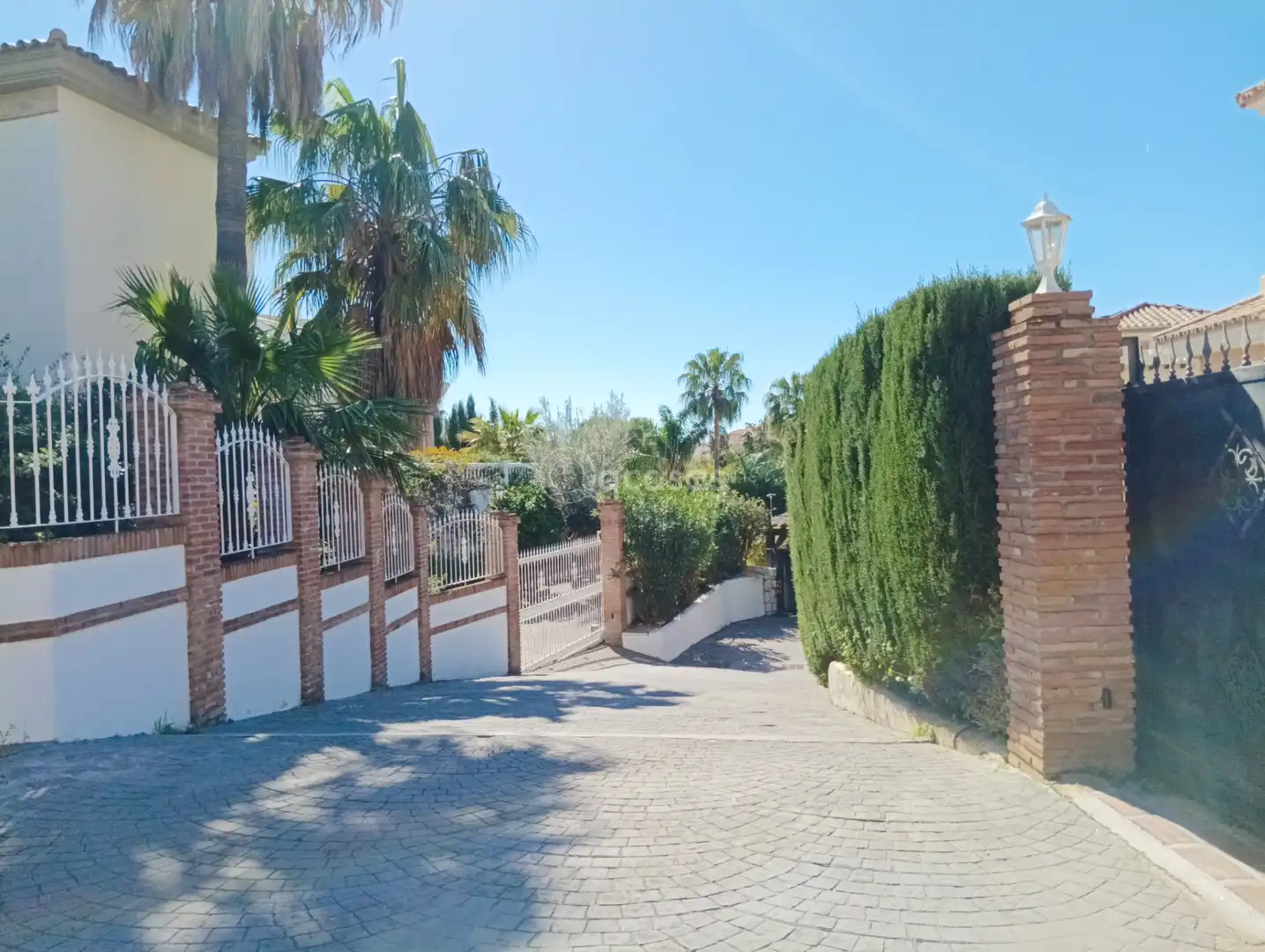 Vista exterior de Casa o xalet en venda en Benalmádena amb Aire condicionat, Calefacció i Jardí privat