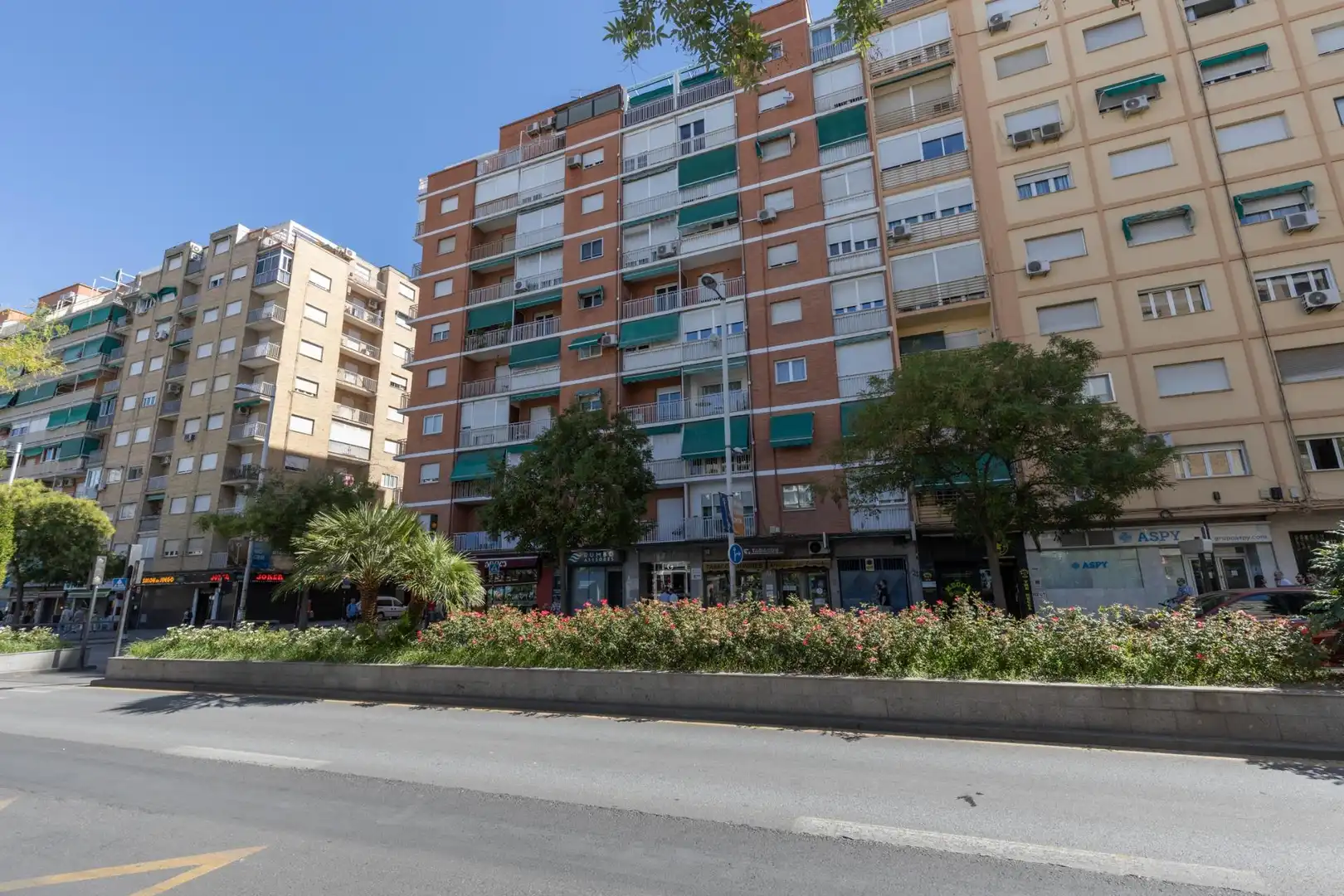 Vista exterior de Ático en venta en Granada con Aire acondicionado, Calefacción y Terraza