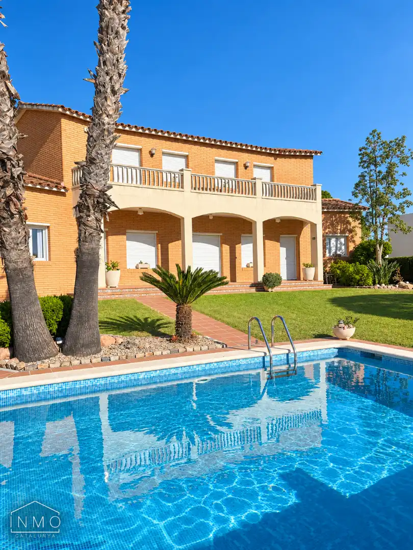 Vista exterior de Casa o xalet en venda en Ciutat Jardí Bonanova
