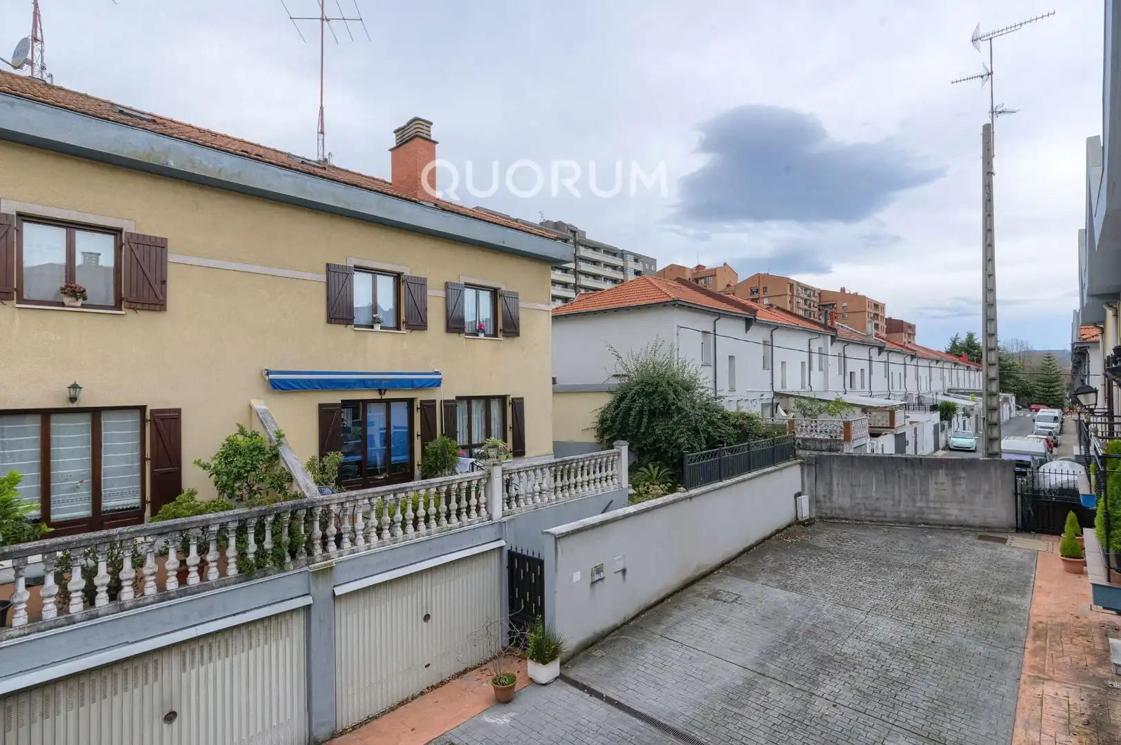 Vista exterior de Casa adosada en venta en Basauri  con Calefacción, Jardín privado y Terraza