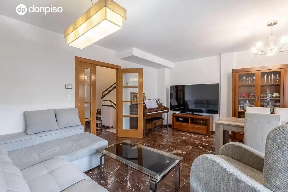 Sala de estar de Casa adosada en venta en Armilla con Calefacción, Terraza y Amueblado