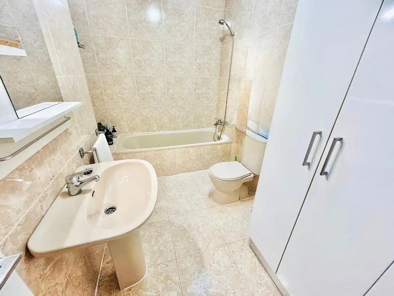 Baño de Casa adosada de alquiler en Pilar de la Horadada con Aire acondicionado, Calefacción y Jardín privado