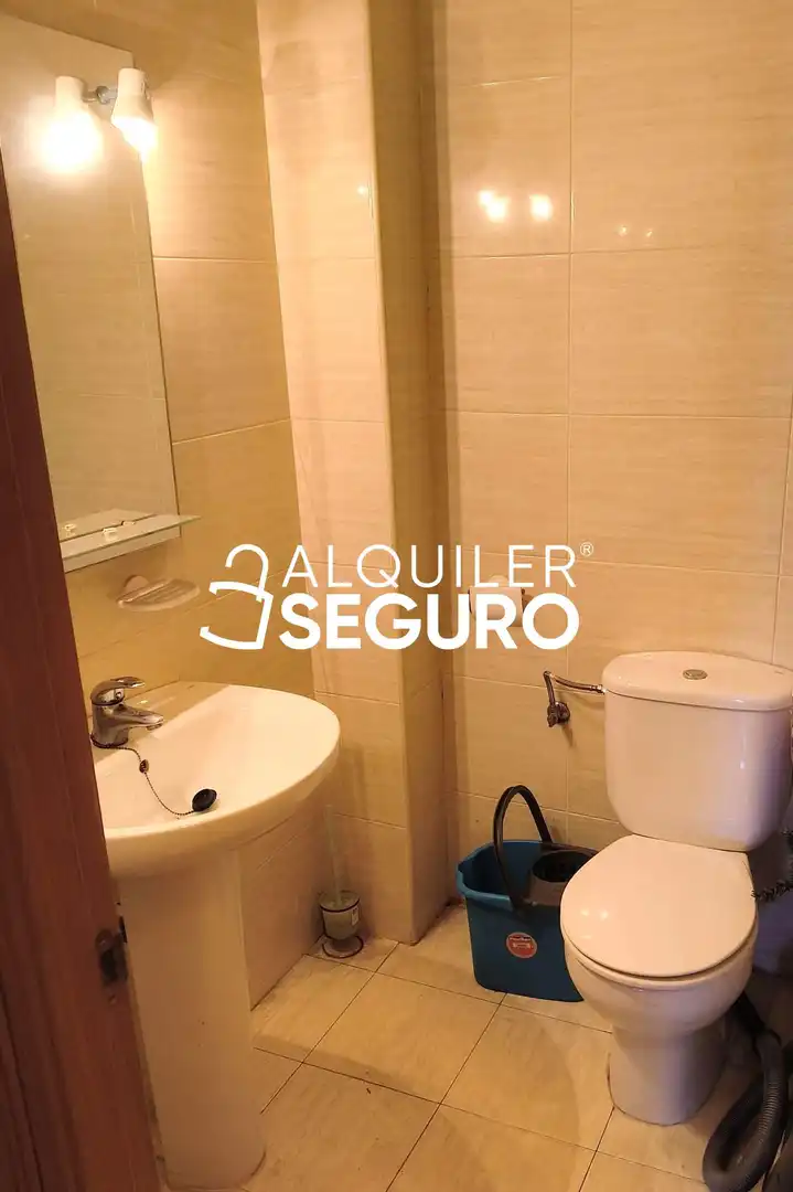 Baño de Piso de alquiler en Ocaña con Calefacción, Piscina y Amueblado