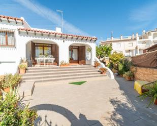 Vista exterior de Casa o xalet en venda en Orihuela amb Jardí privat, Terrassa i Traster