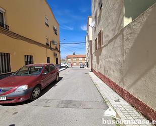 Vista exterior de Casa adosada en venda en Linares amb Terrassa i Balcó