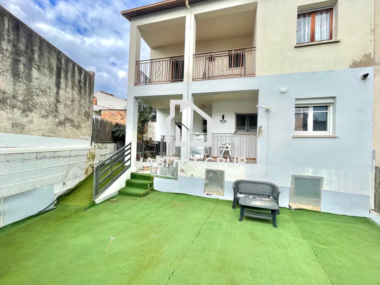 Vista exterior de Casa adosada en venda en Banyoles amb Aire condicionat, Calefacció i Jardí privat