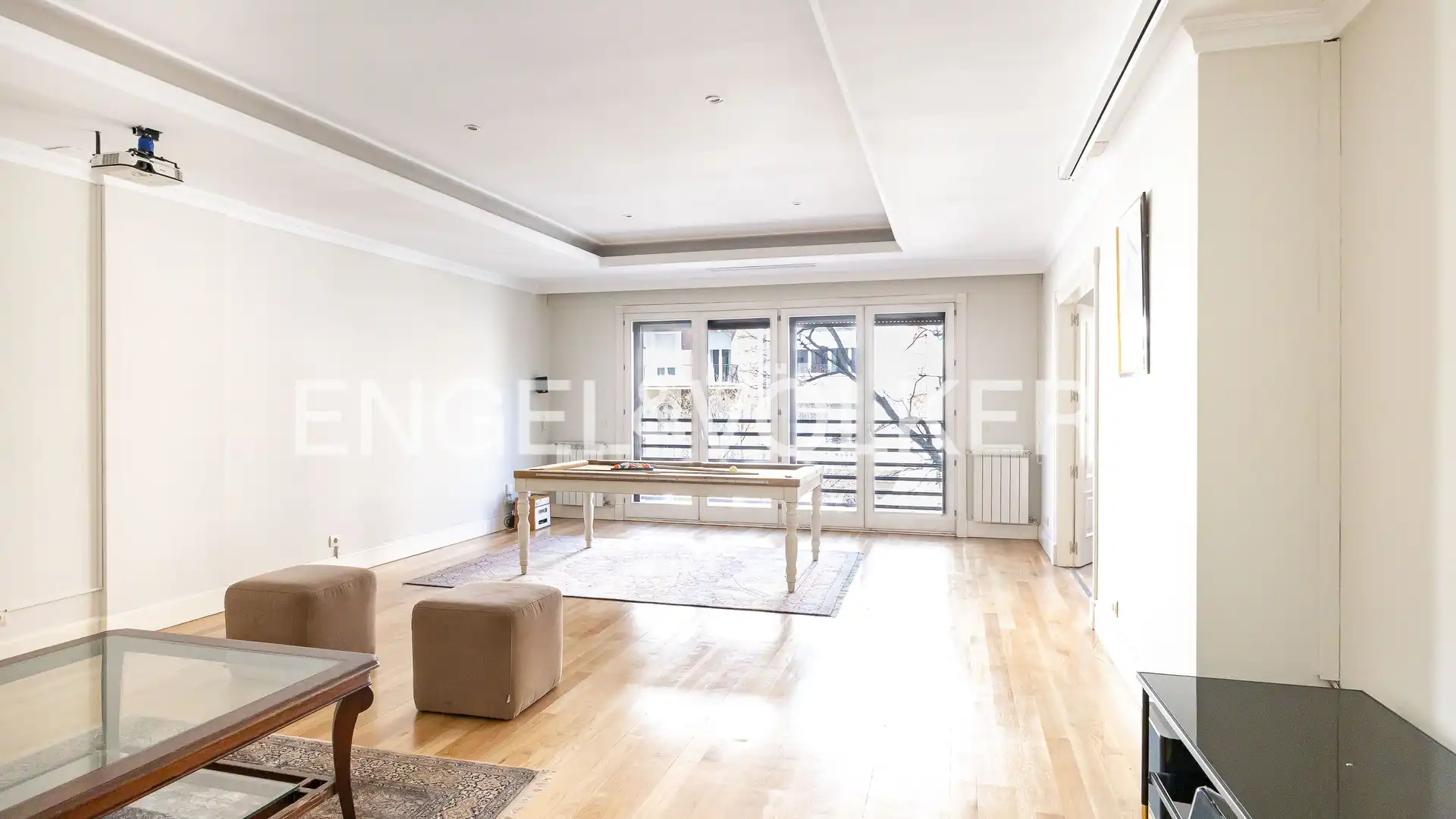 Living room of Flat for rent in  Madrid Capital  with Air Conditioner, Heating and Parquet flooring