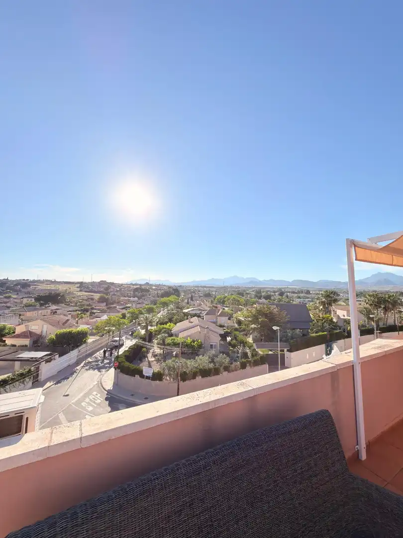 Außenansicht von Einfamilien-Reihenhaus zum Verkauf in Mutxamel mit Klimaanlage, Heizung und Terrasse