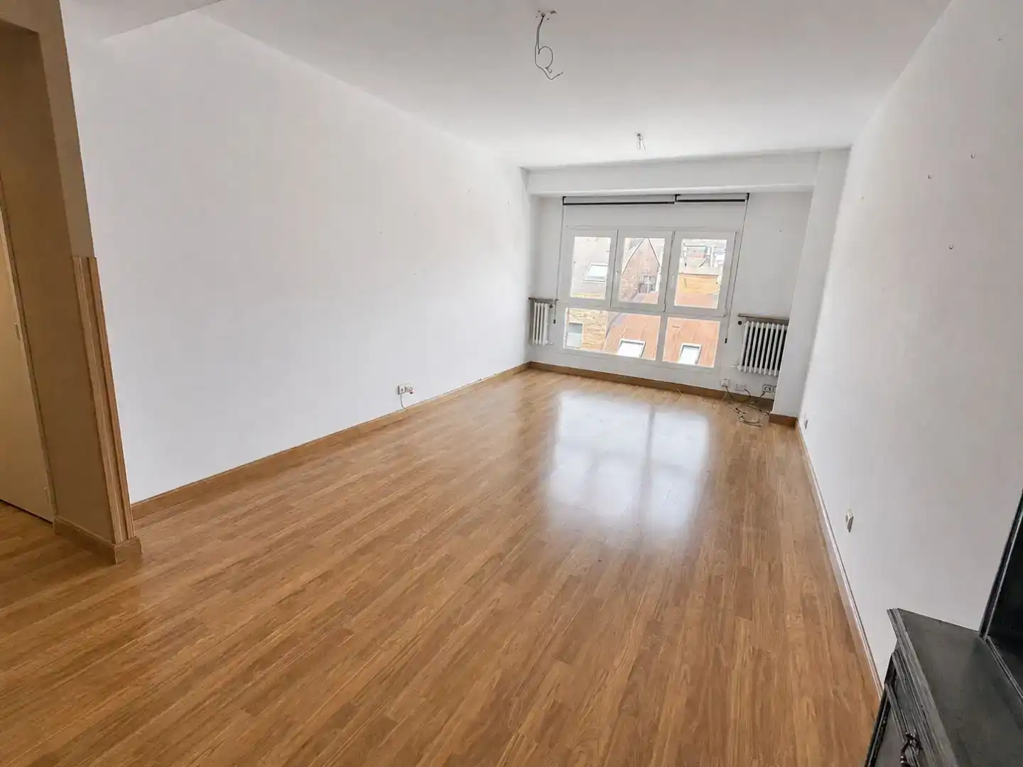 Sala d'estar de Pis en venda en Oviedo  amb Terrassa i Balcó
