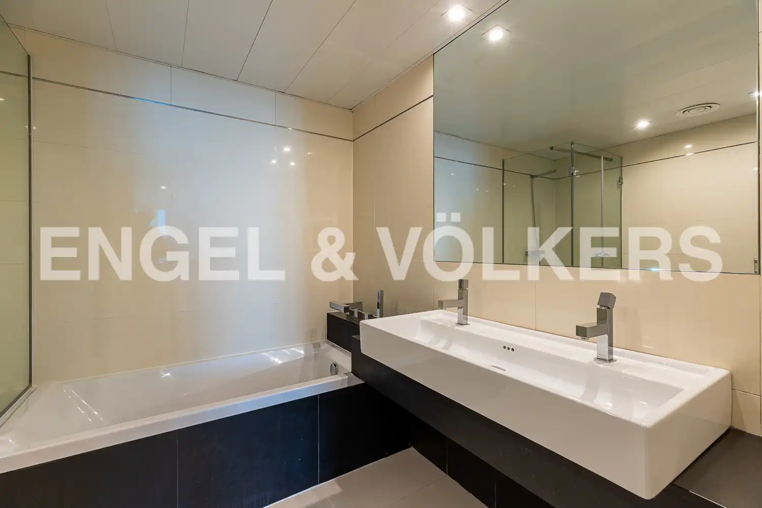 Baño de Ático de alquiler en Barcelona con Aire acondicionado, Calefacción y Parquet