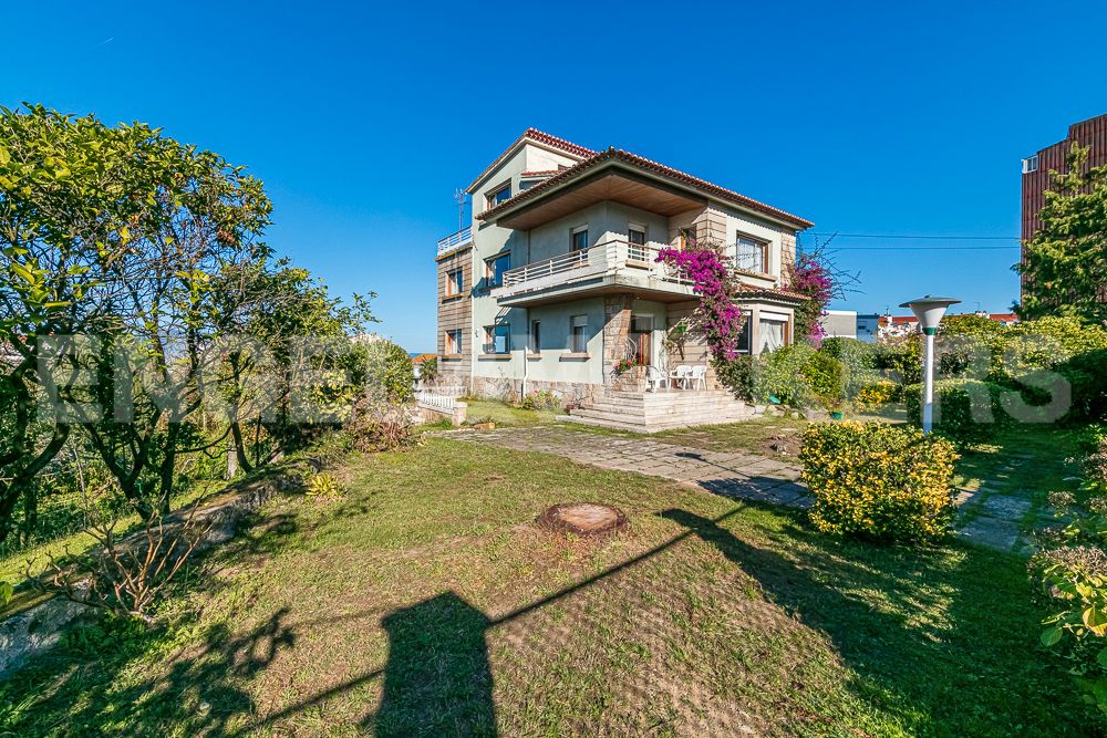 Vista exterior de Casa o xalet en venda en Vigo  amb Calefacció, Jardí privat i Parquet