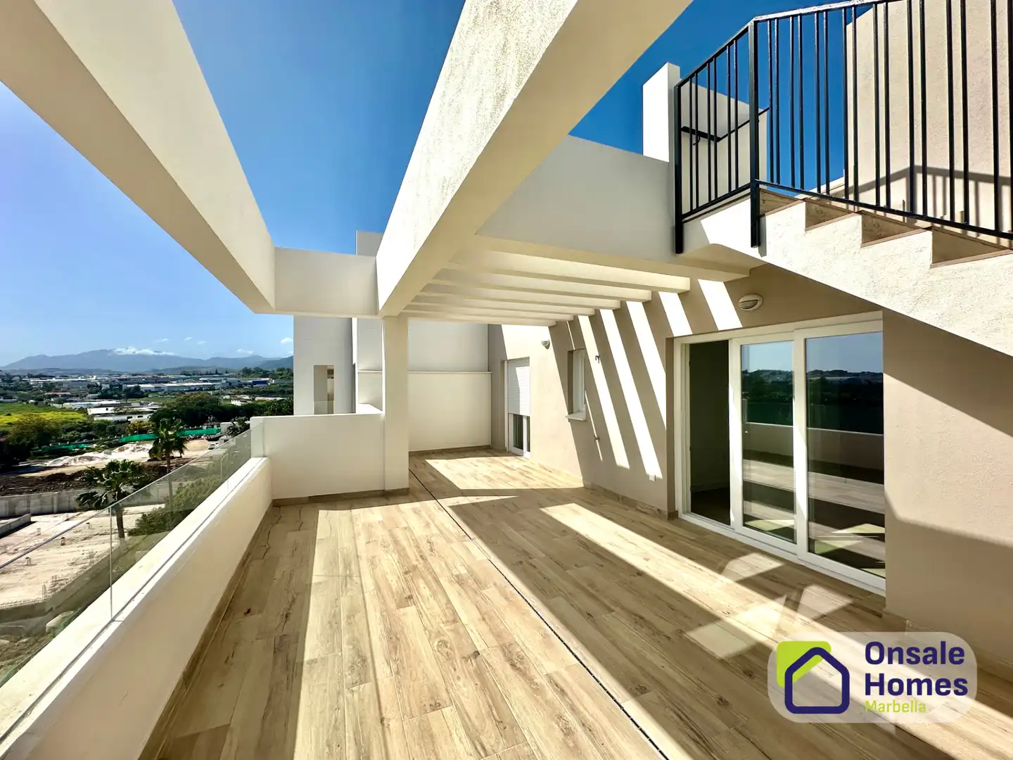 Terrasse von Dachboden zur Miete in Marbella mit Klimaanlage, Terrasse und Abstellraum