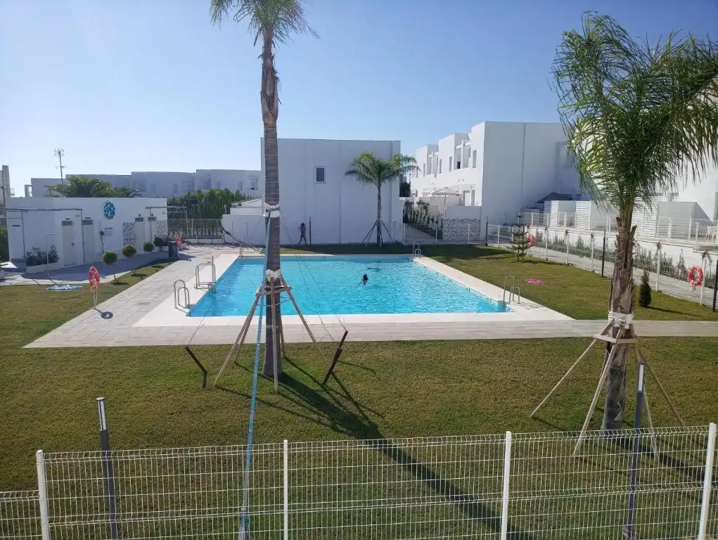 Piscina de Casa adosada de lloguer en Conil de la Frontera amb Aire condicionat, Terrassa i Moblat