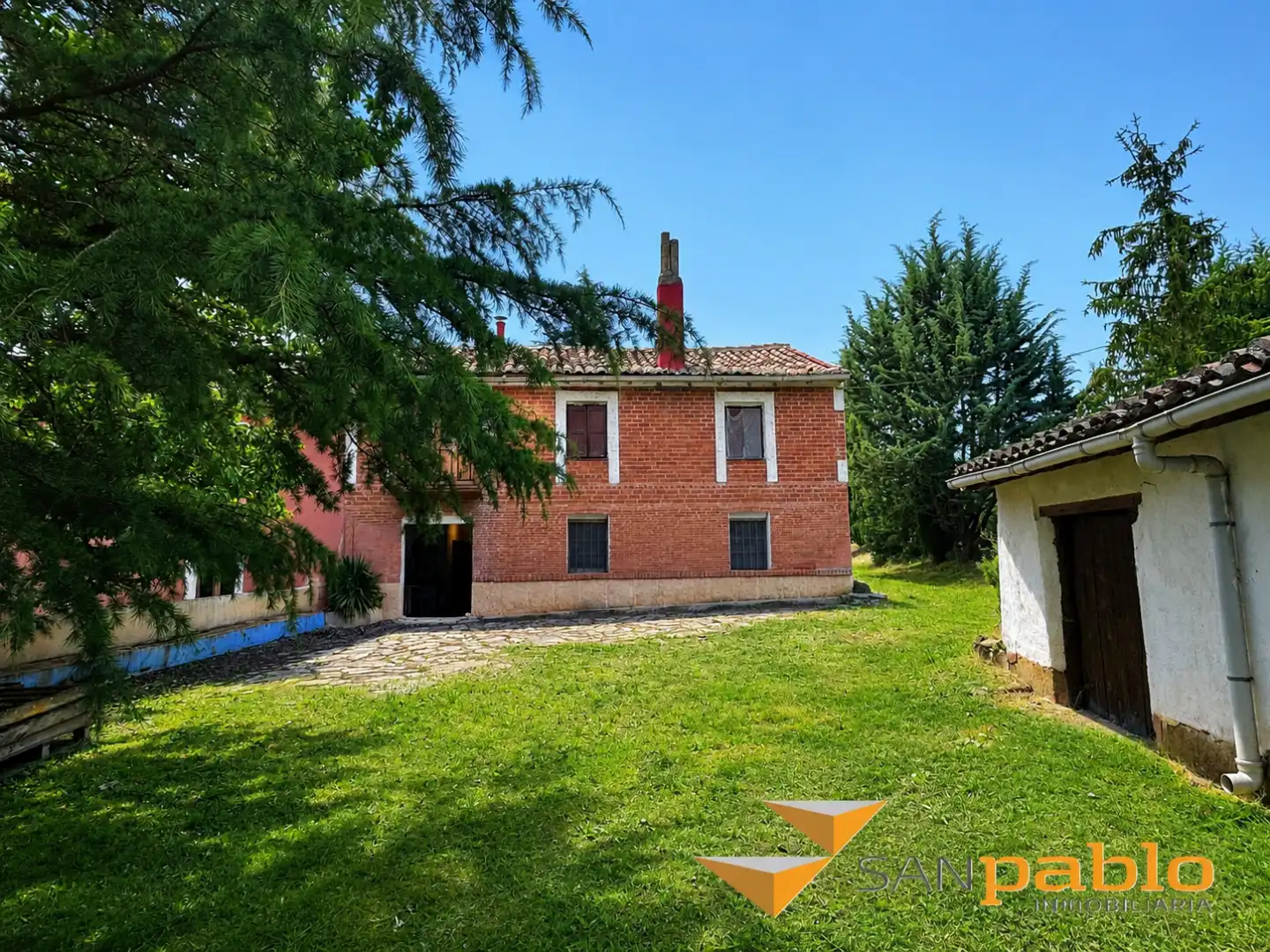 Vista exterior de Finca rústica en venda en Castrillo de Riopisuerga amb Jardí privat i Traster