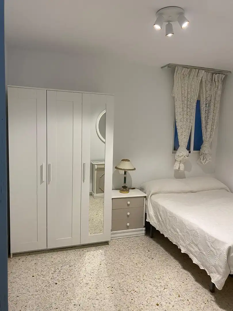 Dormitori de Apartament de lloguer en Almería amb Aire condicionat, Terrassa i Moblat