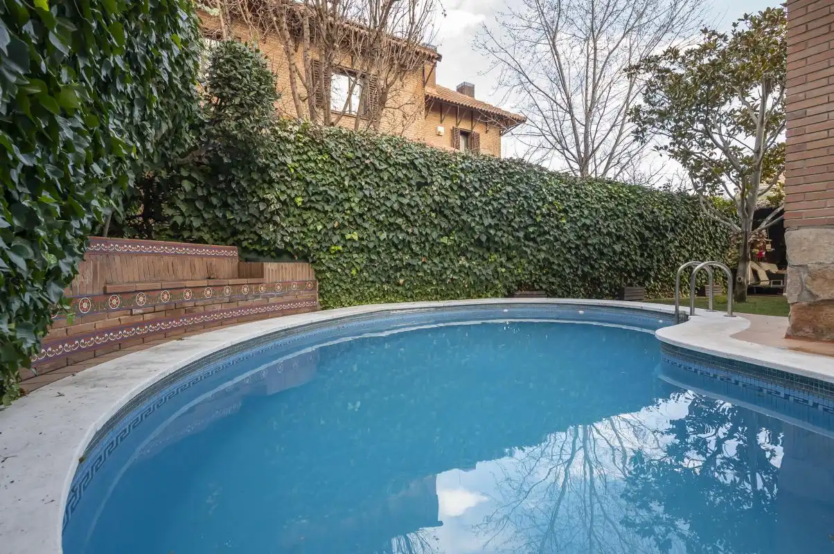 Piscina de Casa adosada en venta en Madrid con Aire acondicionado, Calefacción y Jardín privado