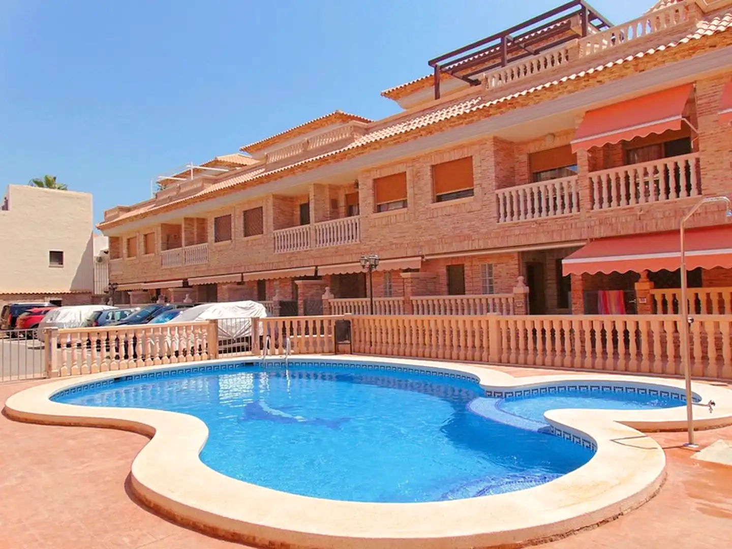 Vista exterior de Casa adosada en venta en San Pedro del Pinatar con Terraza, Balcón y Alarma