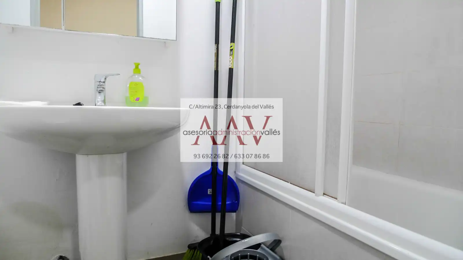 Bany de Local en venda en Cerdanyola del Vallès amb Aire condicionat, Calefacció i Moblat