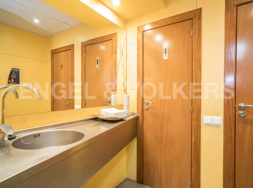 Bathroom of Office for sale in Barcelona  with Air Conditioner and Furnished