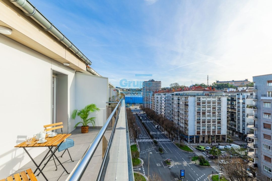 Vista exterior de Pis en venda en Donostia - San Sebastián  amb Terrassa