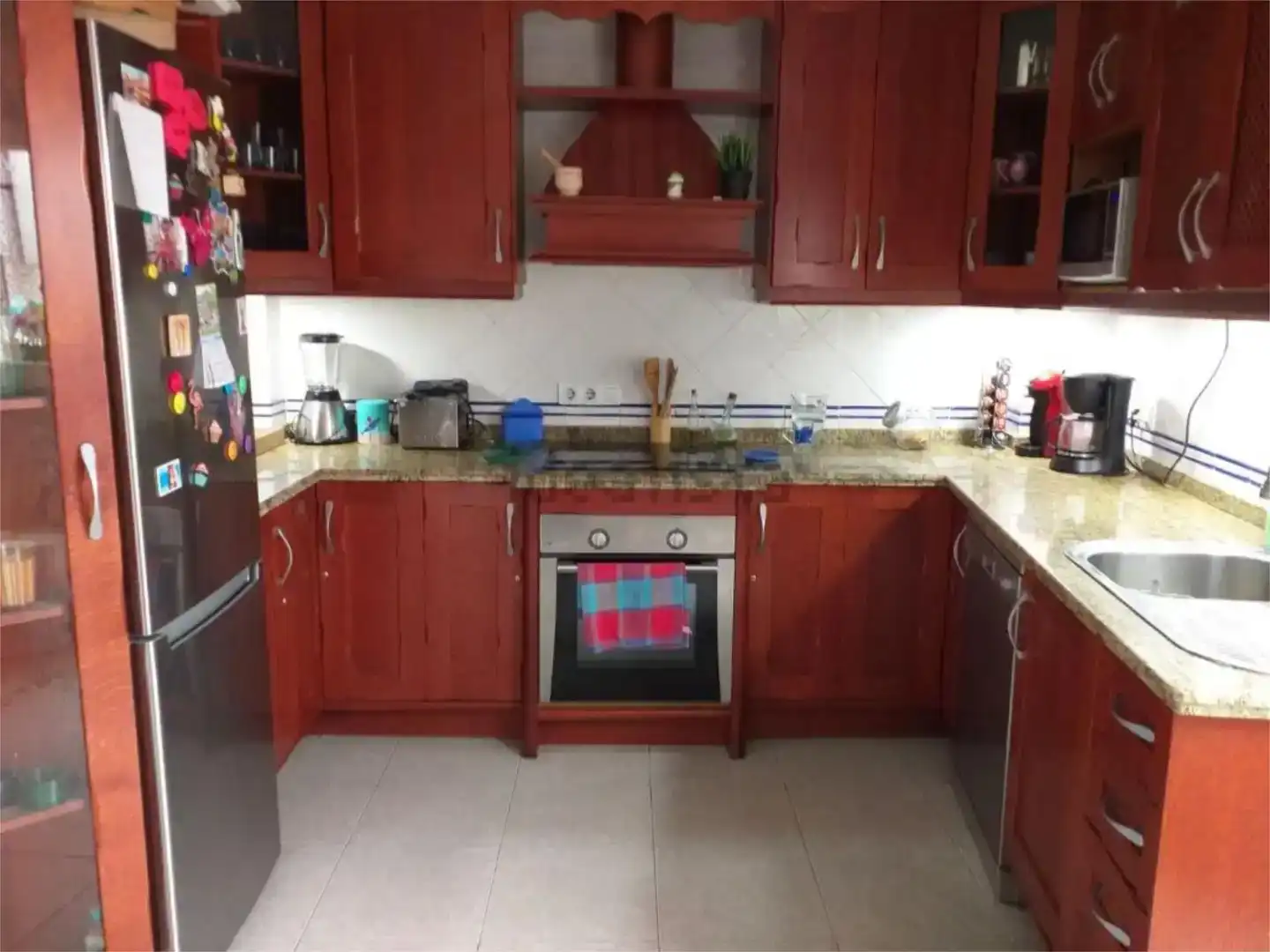 Cuina de Casa adosada per a compartir en Almería amb Moblat i Balcó