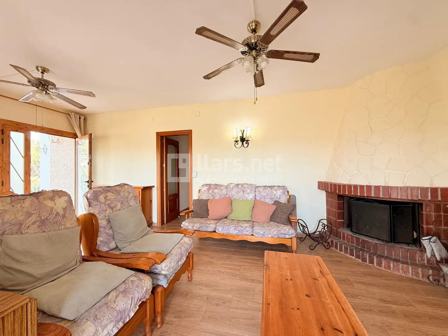 Wohnzimmer von Einfamilien-Reihenhaus zum Verkauf in Cubelles mit Klimaanlage, Heizung und Privatgarten
