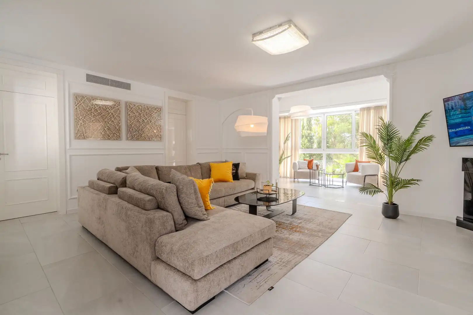 Sala d'estar de Casa o xalet de lloguer en Marbella amb Aire condicionat, Calefacció i Jardí privat